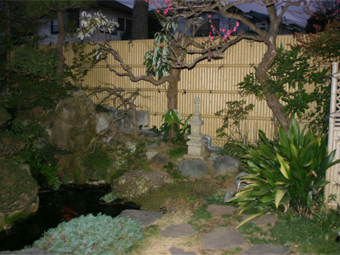 和風庭園の外側に人口竹で演出